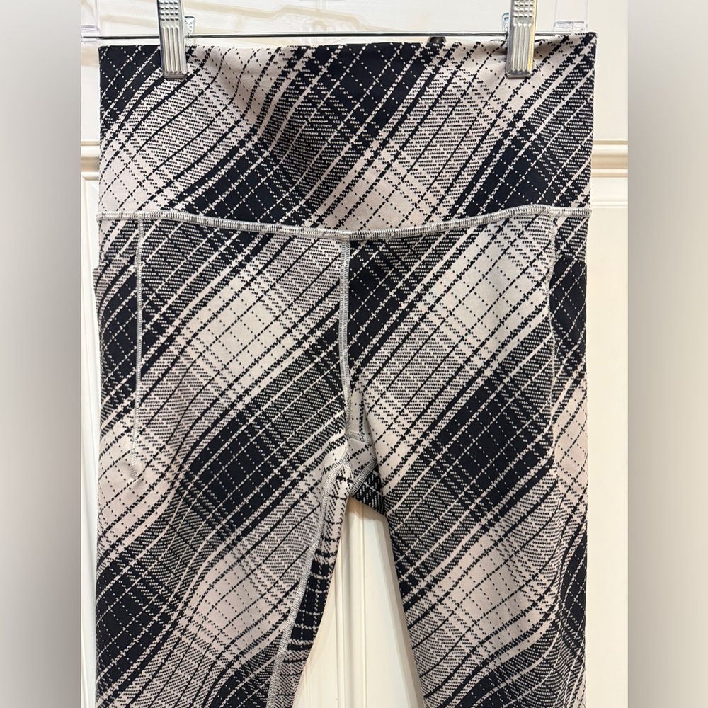 Athleta Salutation Stash Textured Tight Size Medium, never worn - Picture 3 of 9